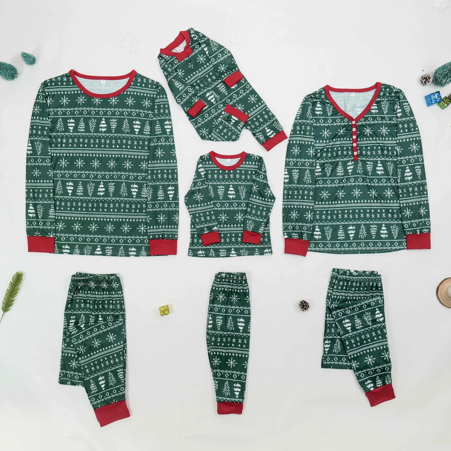 Weihnachtlicher Pyjama-Set für die ganze Familie